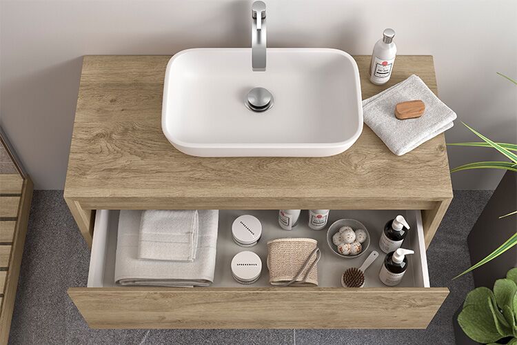 Geöffnete Schublade eines Waschtischunterschrans der Badmöbelserie Lambda in heller Holzoptik