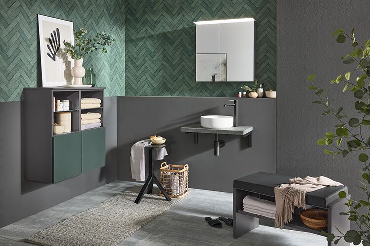 Modernes Bad mit grünen Badmöbeln der Serie Badea