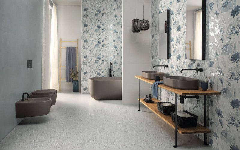Modernes Badezimmer mit Wandbild aus blauweißen Fliesen-Bordüren mit floralem Motiv