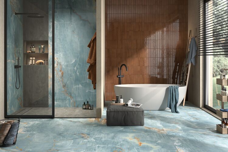 Marmorfliese TheRoom 120 x 260 cm Aqua Blue lappato in einem Bad mit Dusche und freistehender Wanne