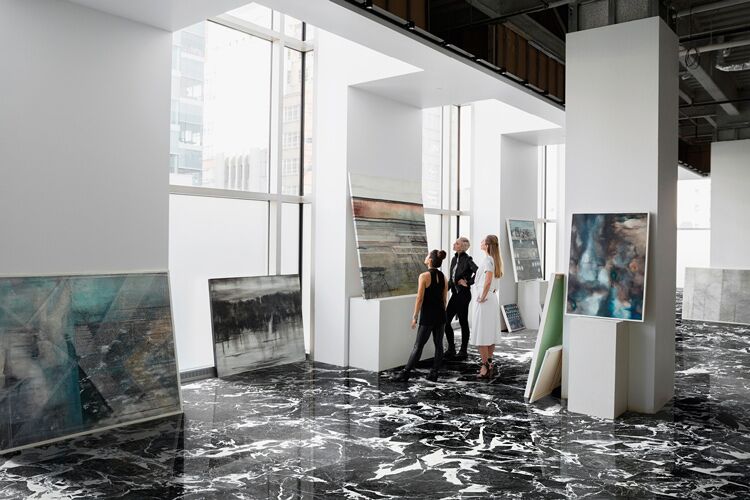 Fliese in Marmoroptik TheRoom 120 x 260 cm Grand Antique lappat als Bodenfliese in einer Kunstausstellung