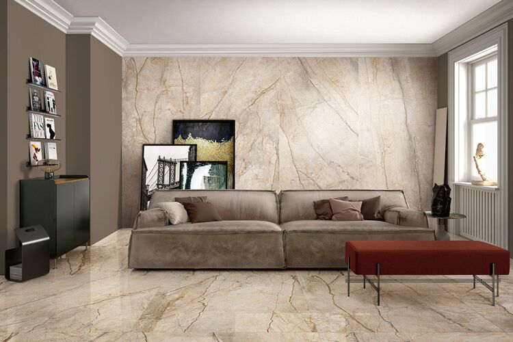 Marmorfliese TheRoom 120 x 260 cm San Pedro als Boden- und Wandfliese in einem Wohnzimmer	