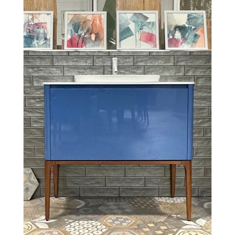 Abverkauf Ausstellungss. Badmöbelset SUITE, inkl. Halbeinbau-WT Skin, Waschtischpl. Solid weiß ma., Waschtischunterschr. mit 1 Auszug & 1 int. Schubl., inkl. Matte & Einteilung, Korpus & Front: Lacc. Luc. Blu Marino, Holzfußge. Frass. Miele, 890x485x516mm