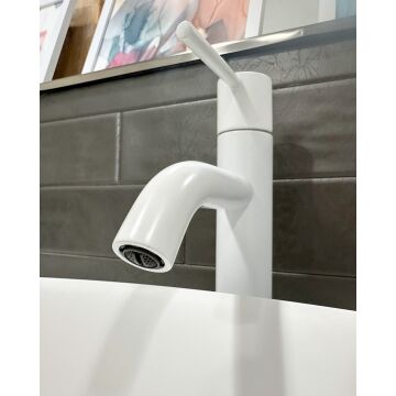 Abverkauf Ausstellungss. Badm&ouml;belset SUITE, inkl. Halbeinbau-WT Skin, Waschtischpl. Solid wei&szlig; ma., Waschtischunterschr. mit 1 Auszug &amp; 1 int. Schubl., inkl. Matte &amp; Einteilung, Korpus &amp; Front: Lacc. Luc. Blu Marino, Holzfu&szlig;ge. Frass. Miele, 890x485x516mm