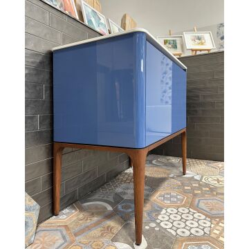 Abverkauf Ausstellungss. Badm&ouml;belset SUITE, inkl. Halbeinbau-WT Skin, Waschtischpl. Solid wei&szlig; ma., Waschtischunterschr. mit 1 Auszug &amp; 1 int. Schubl., inkl. Matte &amp; Einteilung, Korpus &amp; Front: Lacc. Luc. Blu Marino, Holzfu&szlig;ge. Frass. Miele, 890x485x516mm