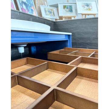 Abverkauf Ausstellungss. Badm&ouml;belset SUITE, inkl. Halbeinbau-WT Skin, Waschtischpl. Solid wei&szlig; ma., Waschtischunterschr. mit 1 Auszug &amp; 1 int. Schubl., inkl. Matte &amp; Einteilung, Korpus &amp; Front: Lacc. Luc. Blu Marino, Holzfu&szlig;ge. Frass. Miele, 890x485x516mm