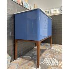 Abverkauf Ausstellungss. Badmöbelset SUITE, inkl. Halbeinbau-WT Skin, Waschtischpl. Solid weiß ma., Waschtischunterschr. mit 1 Auszug & 1 int. Schubl., inkl. Matte & Einteilung, Korpus & Front: Lacc. Luc. Blu Marino, Holzfußge. Frass. Miele, 890x485x516mm