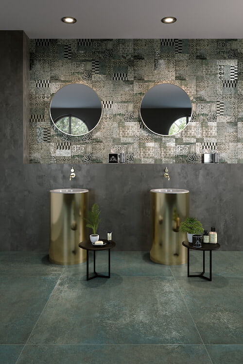 Fliesenfugen Ton in Ton mit dunkelgrauen Fliesen in modernem Bad mit zwei Waschbecken